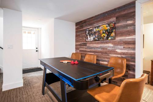 Χώρος καθιστικού στο Modern 5 BDR Retreat - Game Room Fire Pit Creek