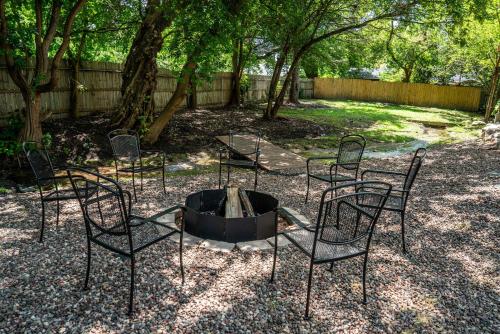 Κήπος έξω από το Modern 5 BDR Retreat - Game Room Fire Pit Creek