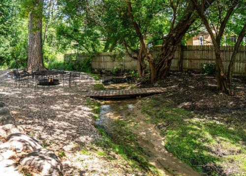 Κήπος έξω από το Modern 5 BDR Retreat - Game Room Fire Pit Creek