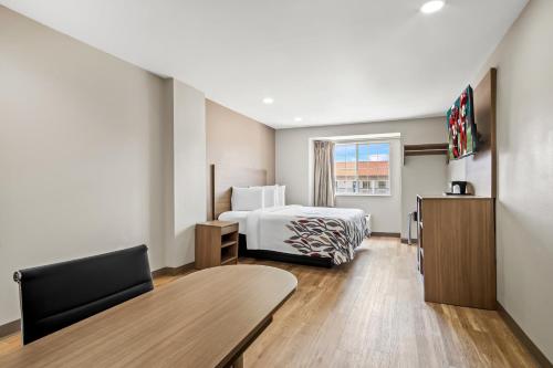 尤利斯Red Roof Inn & Suites Euless - DFW Airport Southwest的一间有床和窗户的酒店房间