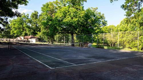 Tenis a/nebo squash v ubytování The Nook at Weston Point - Cozy Condo Getaway nebo okolí
