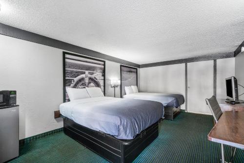 Un ou plusieurs lits dans un hébergement de l'établissement Super 8 by Wyndham Lantana West Palm Beach