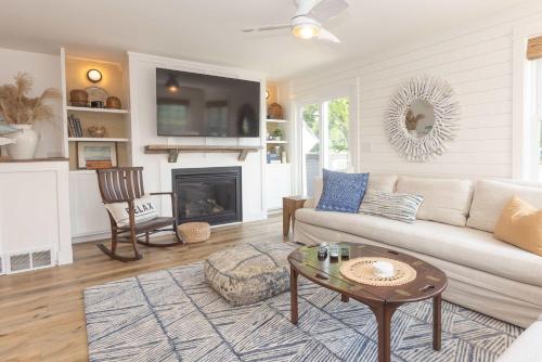 a living room with a couch and a table at Heaven on Earth 2 BDR Fontana Flat Walk to Lake in Lake Geneva