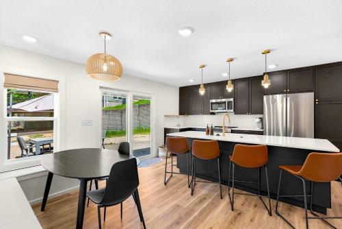 une cuisine avec une table, des chaises et un comptoir dans l'établissement Little Bearcat Bungalow - Stay on Ozark Waterfront, à Sunrise Beach