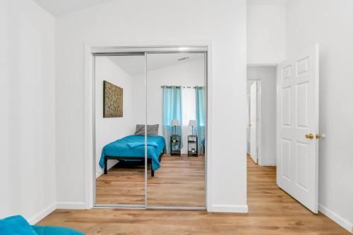 a mirror in a room with a bed and a bedroom at University Pastoral - Family Perfect Close to UCM in Merced