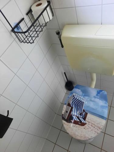 a bathroom with a toilet with a picture on it at Chalet V14 4pers in Makkum