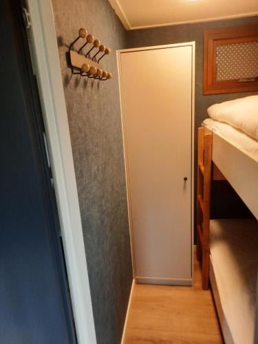 a small room with a mirror and a bed at Chalet V14 4pers in Makkum