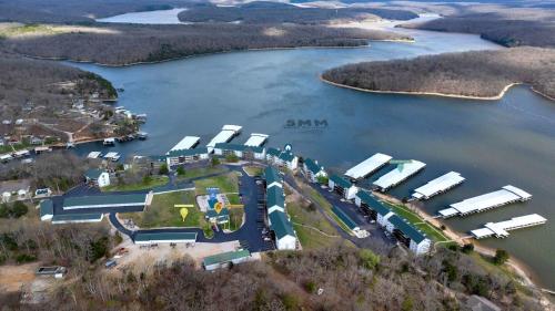 eine Luftansicht auf einen Yachthafen auf einem See in der Unterkunft Family Lakefront Oasis - Picture Perfect Retreat in Kaiser