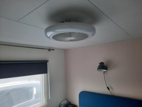 a room with a ceiling with a light and a window at Chalet V14 4pers in Makkum
