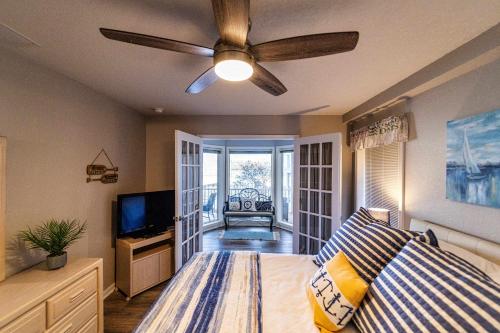 Televisyen dan/atau pusat hiburan di Lazy L at the Lake - Chic 3 BDR Condo with Boat Slip
