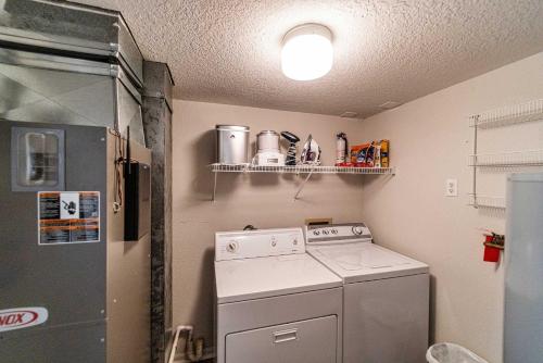 Dapur atau dapur kecil di Lazy L at the Lake - Chic 3 BDR Condo with Boat Slip
