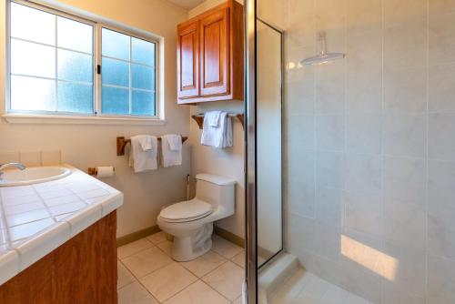 Koupelna v ubytování Stunning Coastal Cottage with Views of Monterey Bay