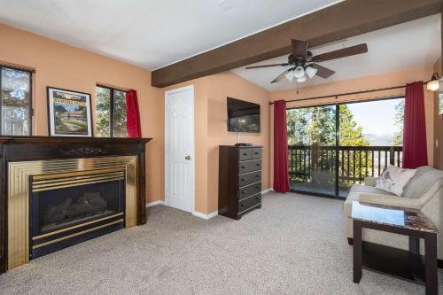 a living room with a fireplace and a couch at Yosemite Aviary and Quail Within Yosemite - 2 Separate Family Units Welcoming Up To 14 Guests in Yosemite West