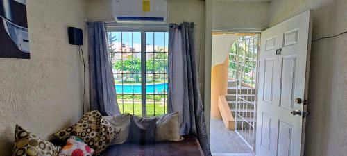 - un salon doté d'une fenêtre offrant une vue sur la piscine dans l'établissement Casa con Alberca en Ixtapa Zihuatanejo Internet, à Ixtapa