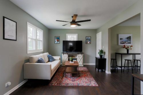 ein Wohnzimmer mit Couch und Flachbildfernseher in der Unterkunft Your Cozy Lockwood Lodge Awaits Pet Friendly in Lake Geneva