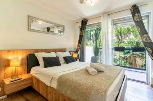 une chambre avec un lit et une grande fenêtre dans l'établissement Magnificent 3 Rooms-Sea View-Terrace-Pool, à Nice