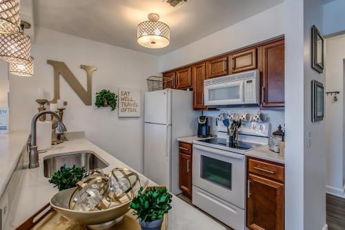 Η κουζίνα ή μικρή κουζίνα στο Riverfront Condo Minutes from Broadway