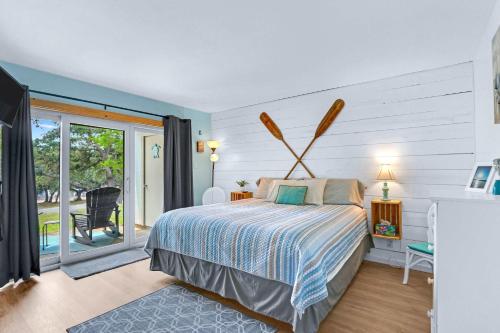 キャニオン・レイクにあるCharming Lakeside Condo - Moments to Lake Funのベッドとバルコニーのある寝室