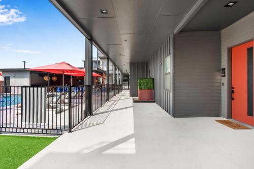 een lege hal van een gebouw met een binnenplaats bij Luxury Resort-Style Living - Centrally Located in New Braunfels