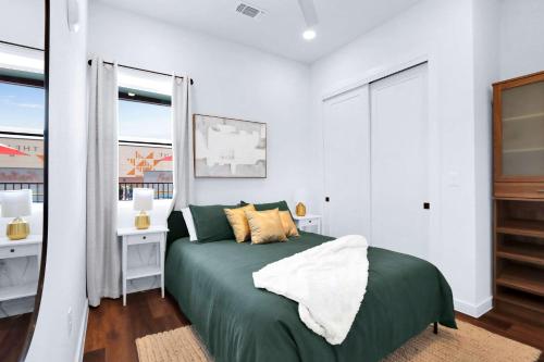 een slaapkamer met een groen bed en een raam bij Luxury Resort-Style Living - Centrally Located in New Braunfels