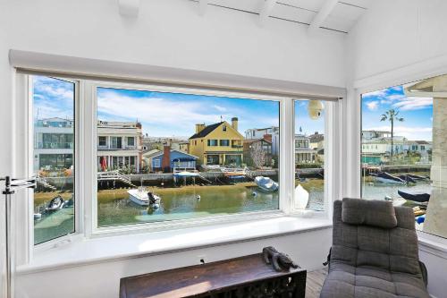 ニューポートビーチにあるGrand Canal Getaway - Balboa Islandの港の景色を望む窓付きの客室です。