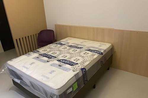 a bed in a hospital room with a bedvisorvisorvisor at Studio Luiz Leopoldo in Niterói