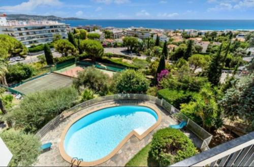 une vue aérienne d'une piscine dans un complexe hôtelier dans l'établissement Magnificent 3 Rooms-Sea View-Terrace-Pool, à Nice
