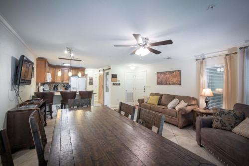 ein Wohnzimmer mit Couch und Tisch in der Unterkunft Waterwheel Hideaway - Cozy Condo for 6 with Resort-style Amenities in New Braunfels
