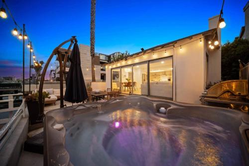 un jacuzzi en la terraza de una casa en Bayside Getaway Waterfront, en Newport Beach