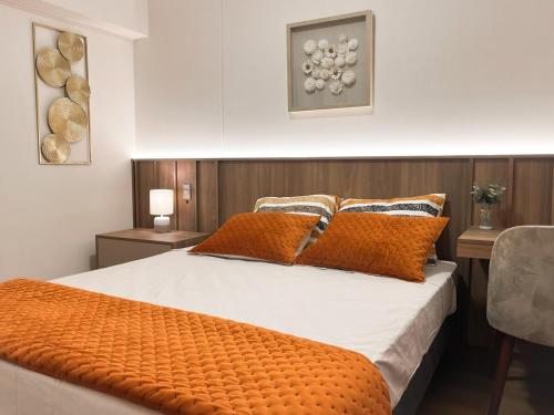 a bedroom with a large bed with orange pillows at Confort & luxury Apt- San Isidro in Lima