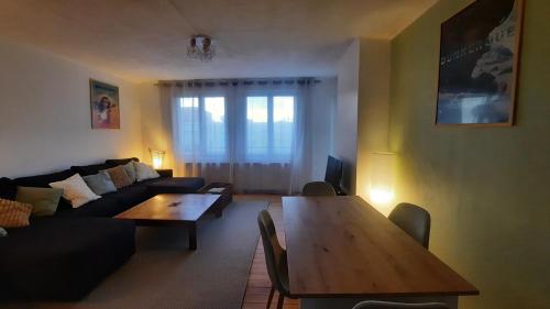 un salon avec un canapé et une table dans l'établissement Retour de plage, balcon, 2 chambres, à Dunkerque