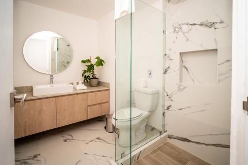 Ένα μπάνιο στο Barcelona Condos charming with modern design