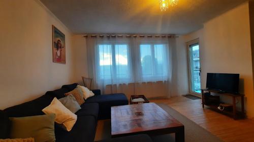 un salon avec un canapé et une table basse dans l'établissement Retour de plage, balcon, 2 chambres, à Dunkerque