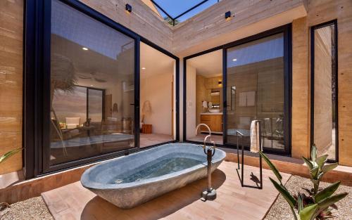 Ένα μπάνιο στο WAMA Boutique Hotel