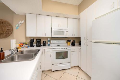 Η κουζίνα ή μικρή κουζίνα στο Cozy Beachfront Condo - Sauna Pools & Views