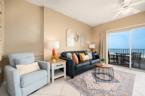 Χώρος καθιστικού στο Cozy Beachfront Condo - Sauna Pools & Views