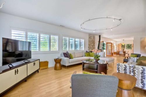 TV/trung tâm giải trí tại Serene Coastal Home Sleeps 8 - 1 Mile from Beach