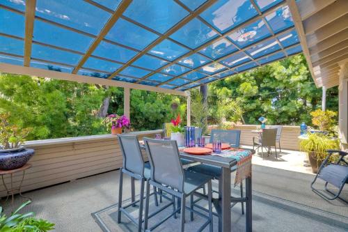 Vườn quanh Serene Coastal Home Sleeps 8 - 1 Mile from Beach