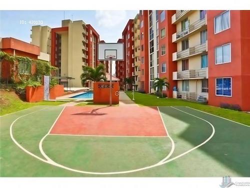 a basketball court in an apartment complex with a basketball hoop at Bello apartamento en Tocumen - Mystic Village in Panama City