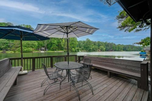 una mesa y sillas en una terraza con vistas al lago en Lakefront Home with Private Dock - in Jasper GA, en Talking Rock