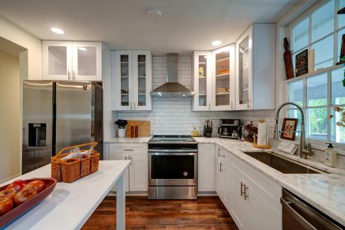 Una cocina o zona de cocina en Lakefront Home with Private Dock - in Jasper GA