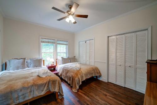 Cama o camas de una habitación en Lakefront Home with Private Dock - in Jasper GA