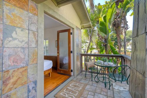 ein Zimmer mit Balkon mit Tisch und Bett in der Unterkunft Vintage Beach Bungalow - For 6 in Oceanside