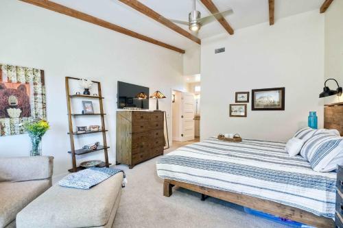 Ein Bett oder Betten in einem Zimmer der Unterkunft Fresh & Modern 3BR - Just Blocks from Beach