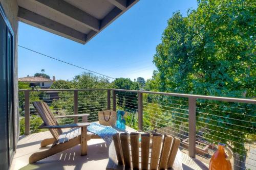 Ein Balkon oder eine Terrasse in der Unterkunft Fresh & Modern 3BR - Just Blocks from Beach
