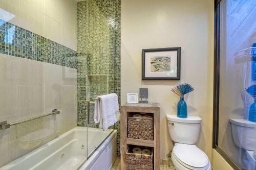 Ein Badezimmer in der Unterkunft Fresh & Modern 3BR - Just Blocks from Beach