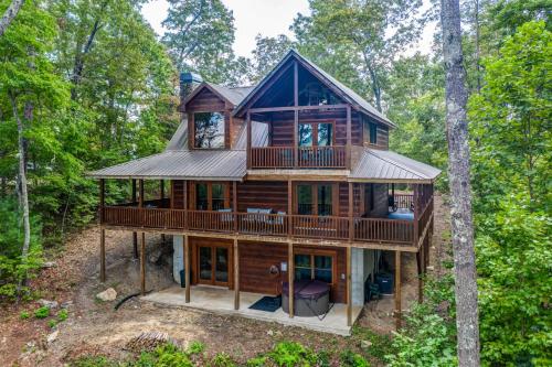 einen Blick über ein Holzhaus im Wald in der Unterkunft Cabin near Blue Ridge - Hot Tub Fire Pit Games in Mineral Bluff