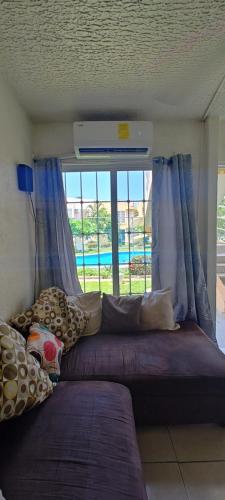 un grand lit dans une chambre avec une fenêtre dans l'établissement Casa con Alberca en Ixtapa Zihuatanejo Internet, à Ixtapa