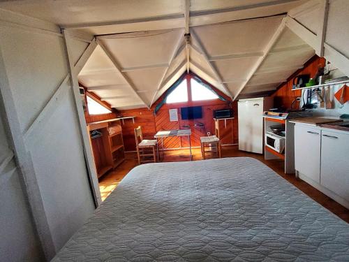 a bedroom with a bed in a tiny house at Cabañas Paraiso in Bahia Inglesa