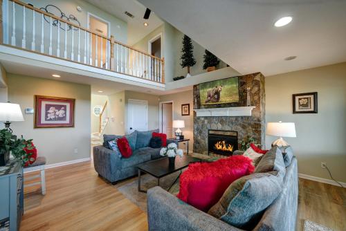 Χώρος καθιστικού στο Retreat to Ellijay with stunning sunset views